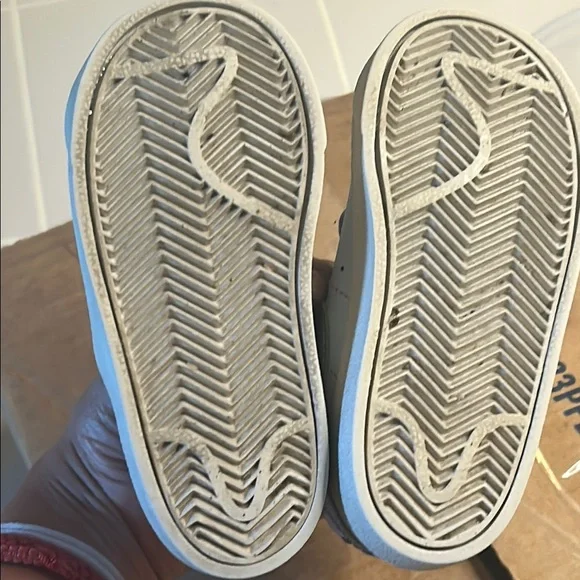 Nike Purple and White Sneakers with Classic Design - Picture 7 of 8